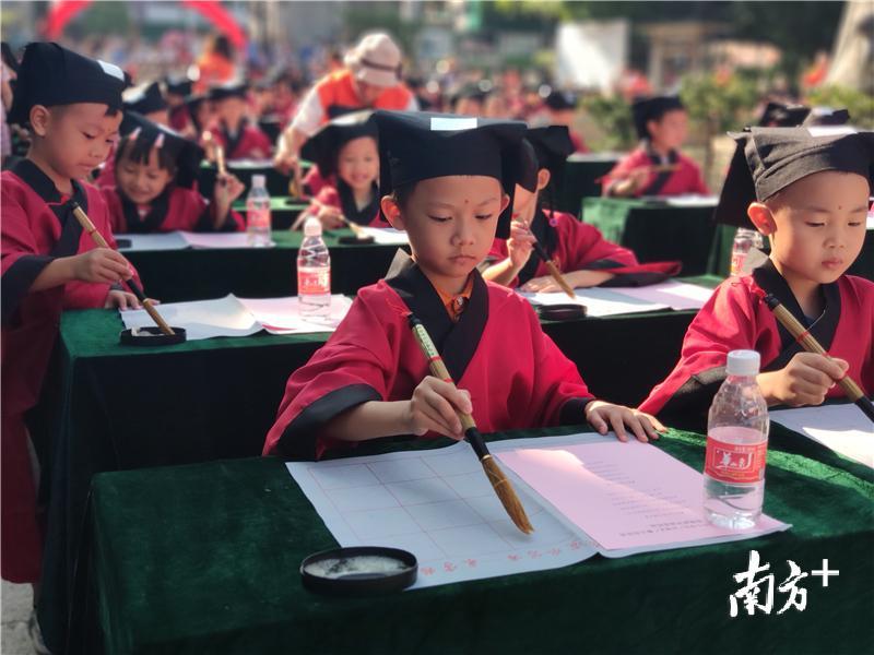 启蒙描红。黄绍侦 摄