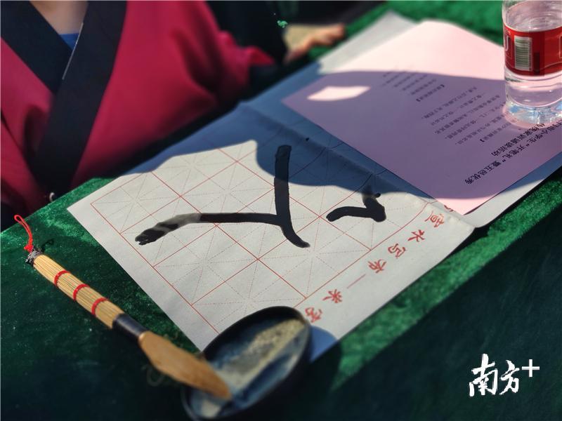 “启蒙描红”寓意着在人生的启蒙阶段，学会做人是最为重要的。黄绍侦 摄