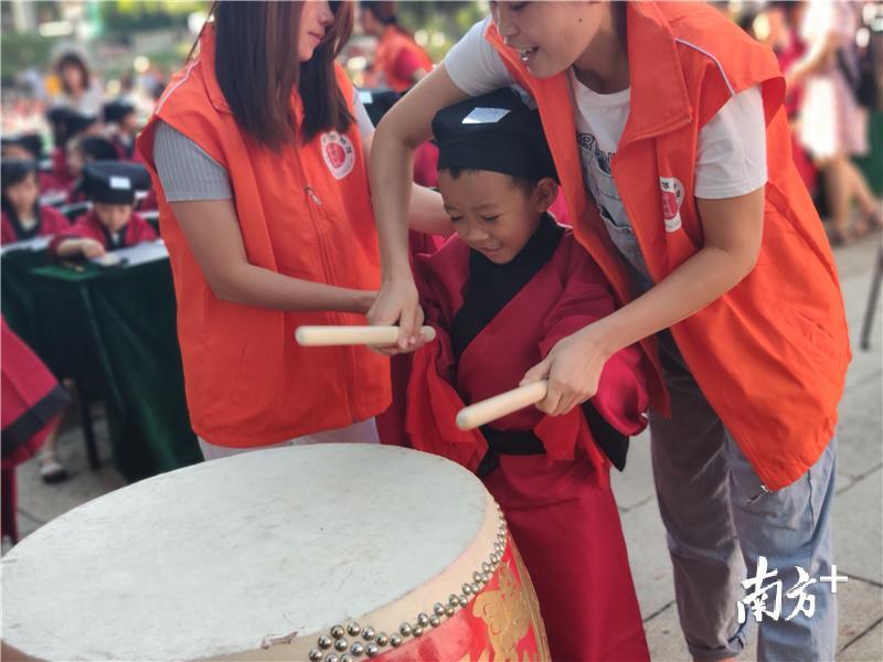 击鼓鸣志。鼓声越响，传得越远，说明志向就越远大。黄绍侦 摄