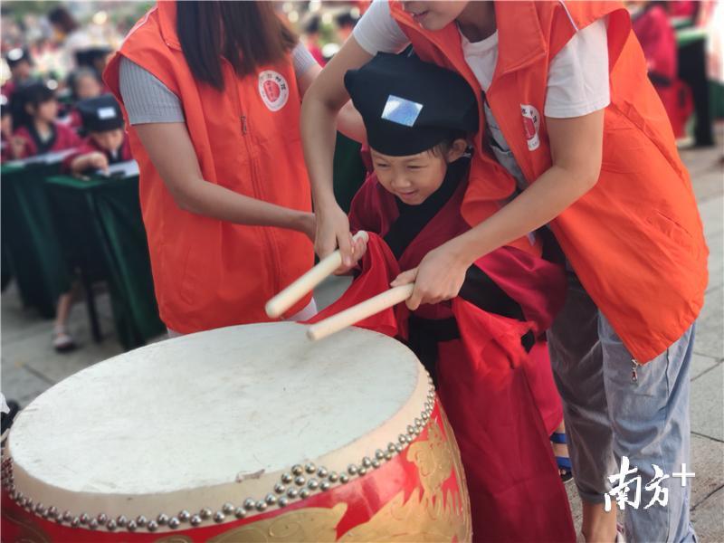 击鼓鸣志。黄绍侦 摄