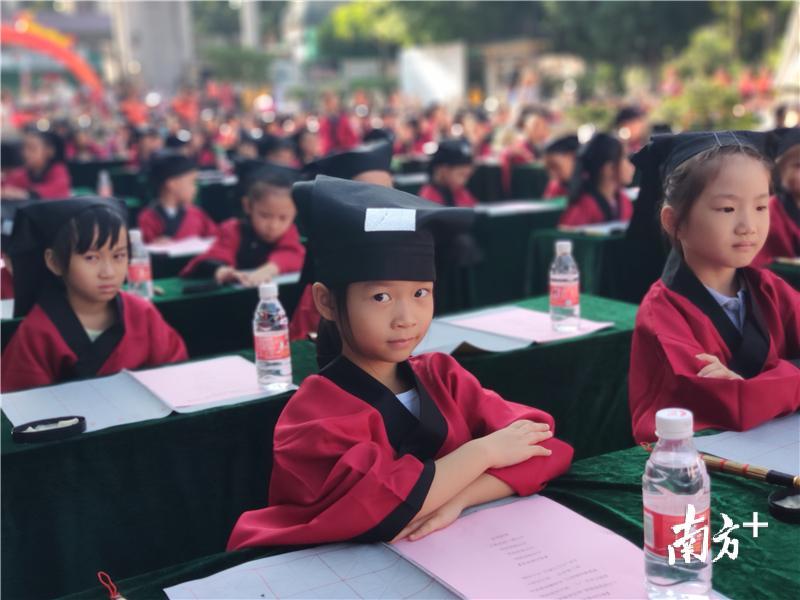 来自陈白沙小学的268名小学一年级新生代表参与“开笔礼”。黄绍侦 摄