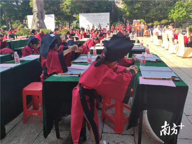 学生们先后向师长和父母鞠躬。黄绍侦 摄