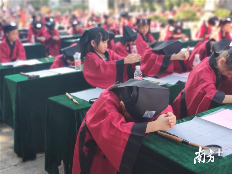 拜先师。黄绍侦 摄