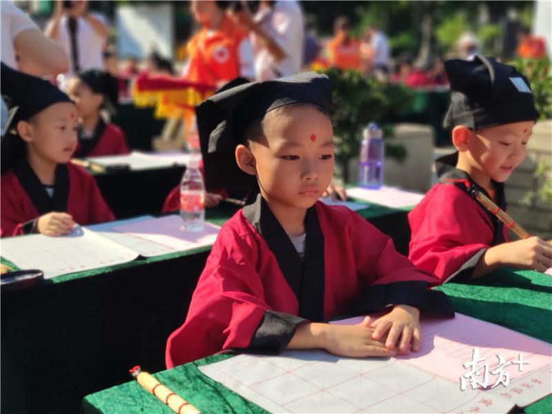 “朱砂启智”象征开启孩子们的智慧。黄绍侦 摄