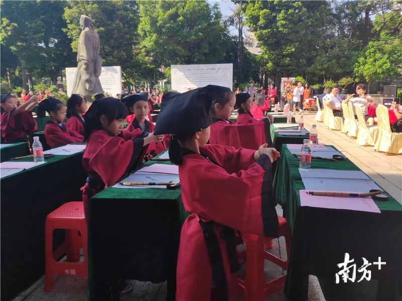 行谢礼。黄绍侦 摄