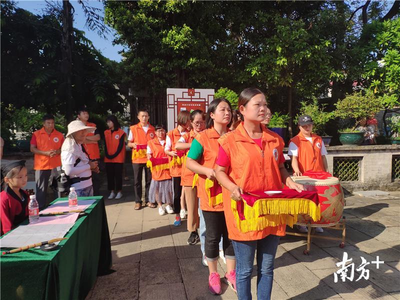 家长义工。黄绍侦 摄