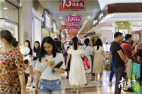 惠州港惠购物中心人气满满。