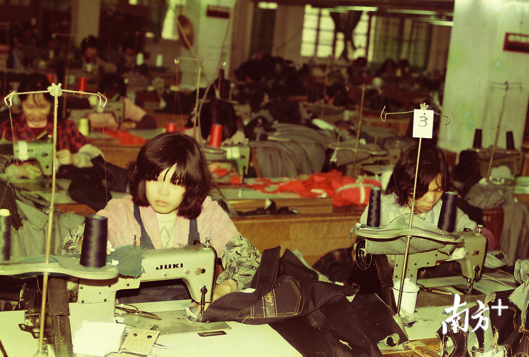 1978年，全国首批“三来一补”企业——大进制衣厂在容奇诞生。顺德档案馆供图