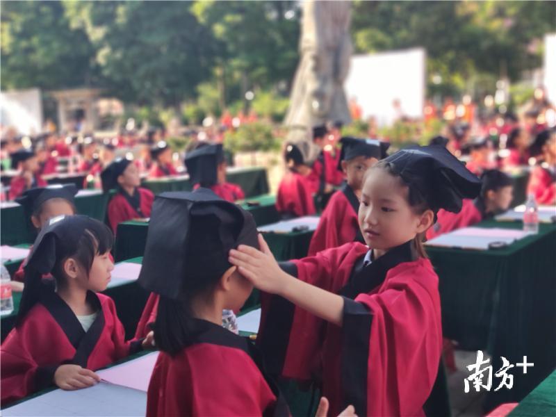 正衣冠。黄绍侦 摄