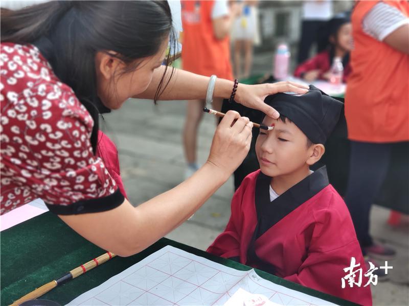 朱砂启智。黄绍侦 摄