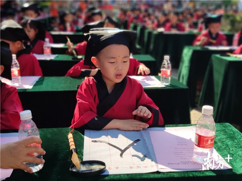 学生们在老师的带领下诵读《家训》选段。黄绍侦 摄