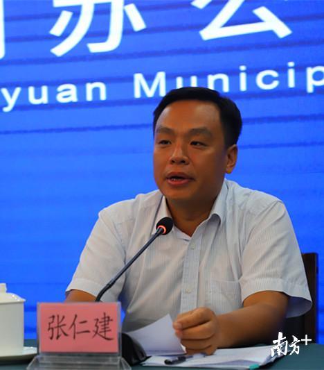 清新区委副书记、区长张仁建答记者问。贺欢 摄 清新区委副书记、区长张仁建答记者问。贺欢 摄