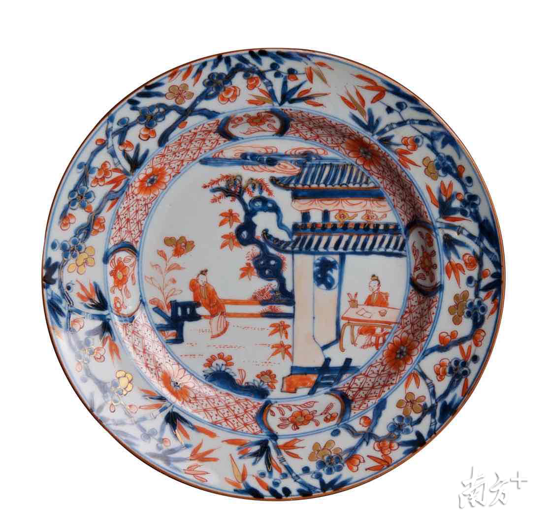 清乾隆伊万里风格外销花卉庭院人物盘 清乾隆伊万里风格外销花卉庭院人物盘