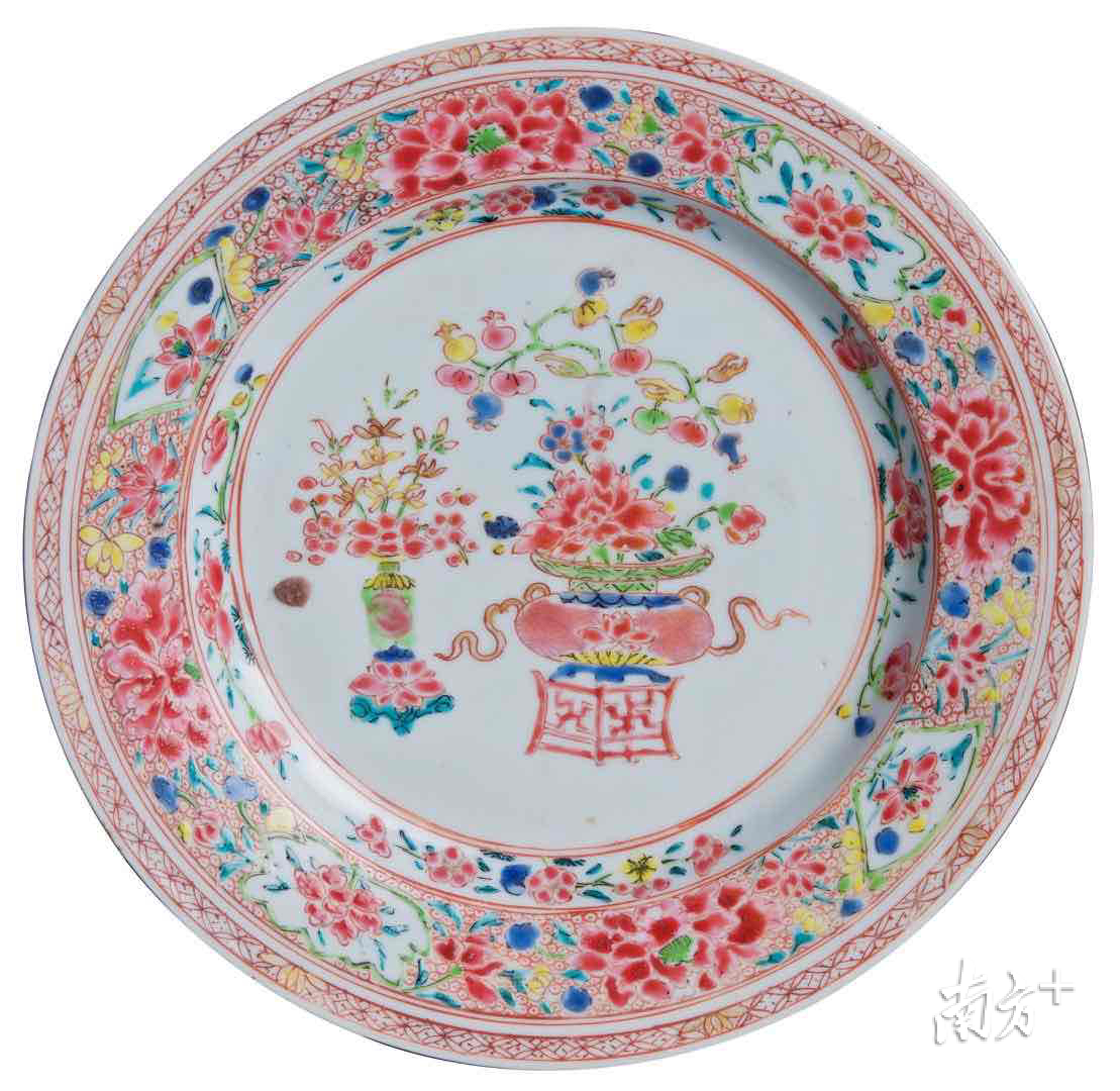 清乾隆粉彩花卉纹盘 清乾隆粉彩花卉纹盘