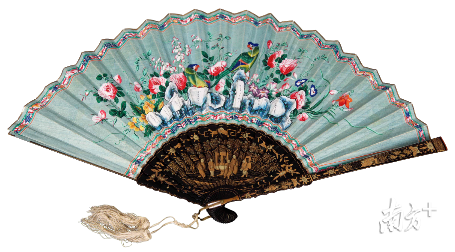 清黑漆描金彩绘象牙贴面庭院人物故事双面折扇 清黑漆描金彩绘象牙贴面庭院人物故事双面折扇