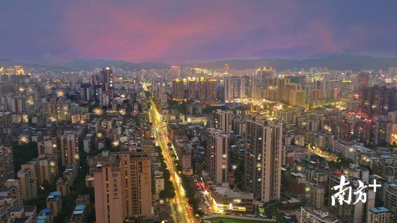 夜幕下的武江城区华灯初上。陈励 摄