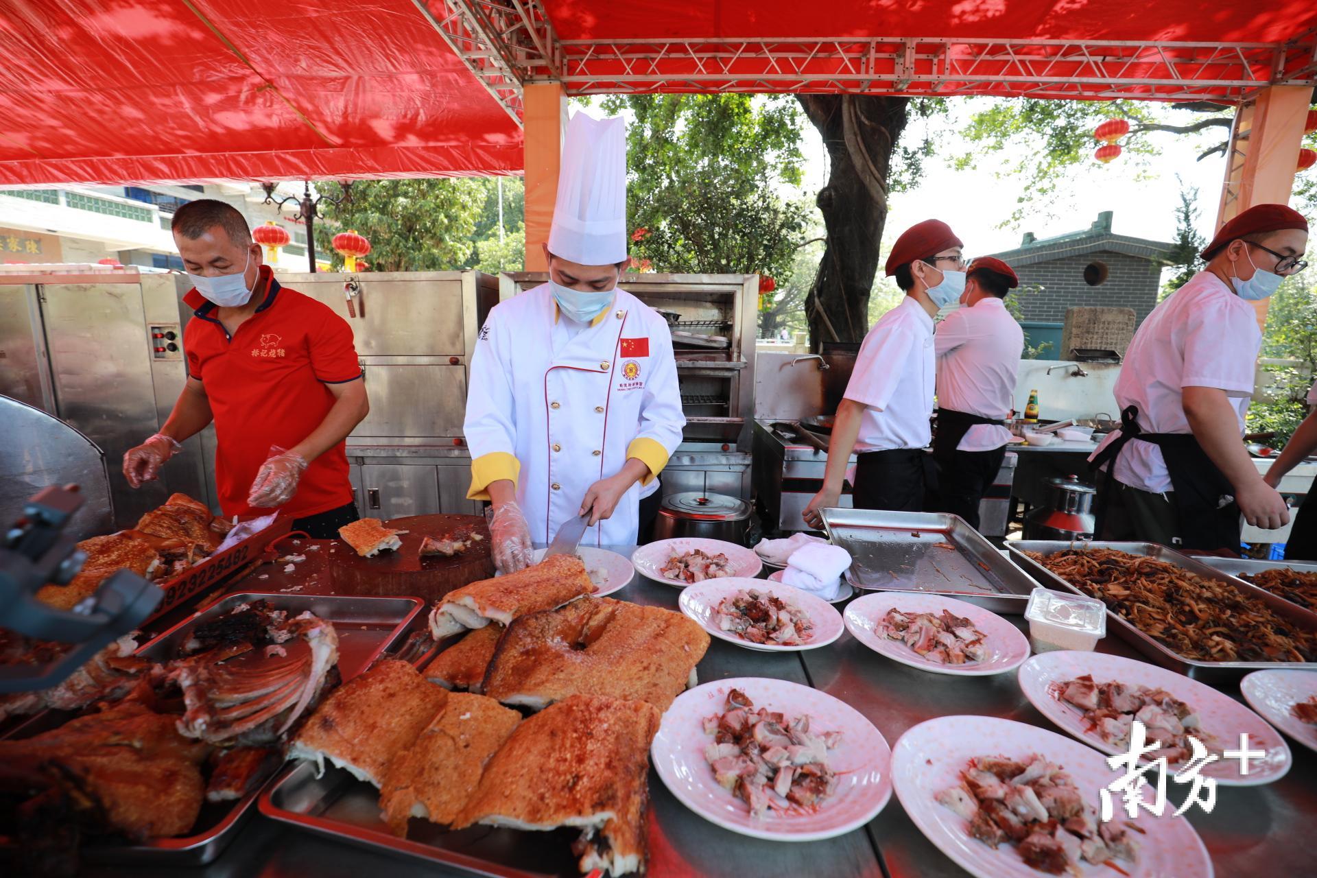 粤菜师傅正在做菜。 粤菜师傅正在做菜。