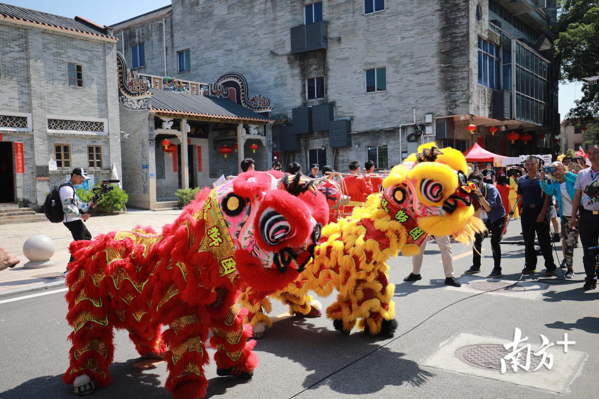 醒狮表演。 醒狮表演。