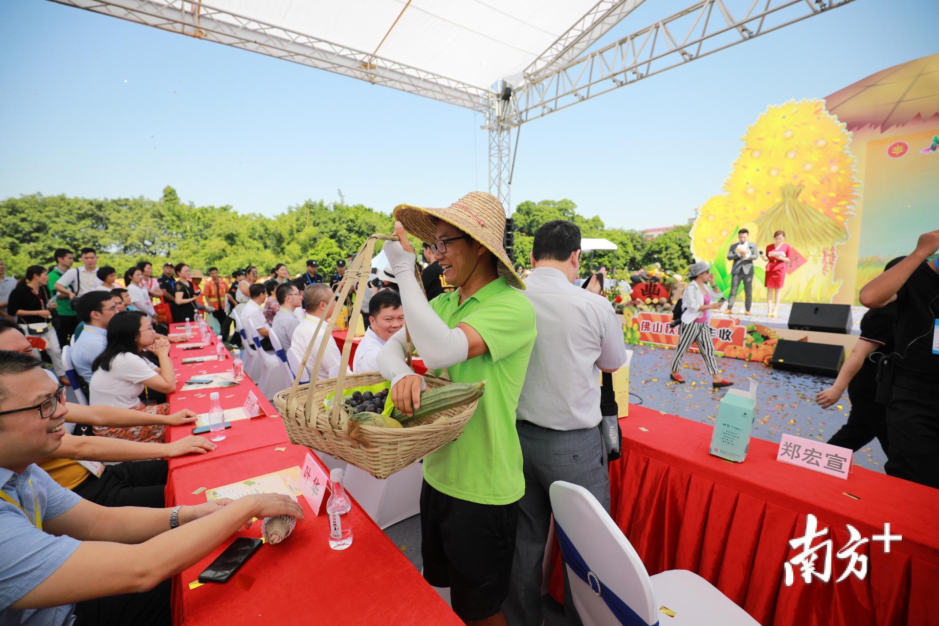 农民现场派发农产品。 农民现场派发农产品。