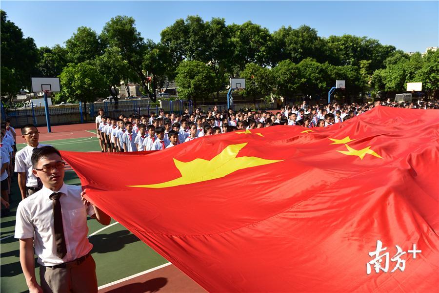 9月23日上午,雍景园小学在学校操场举行升旗仪式