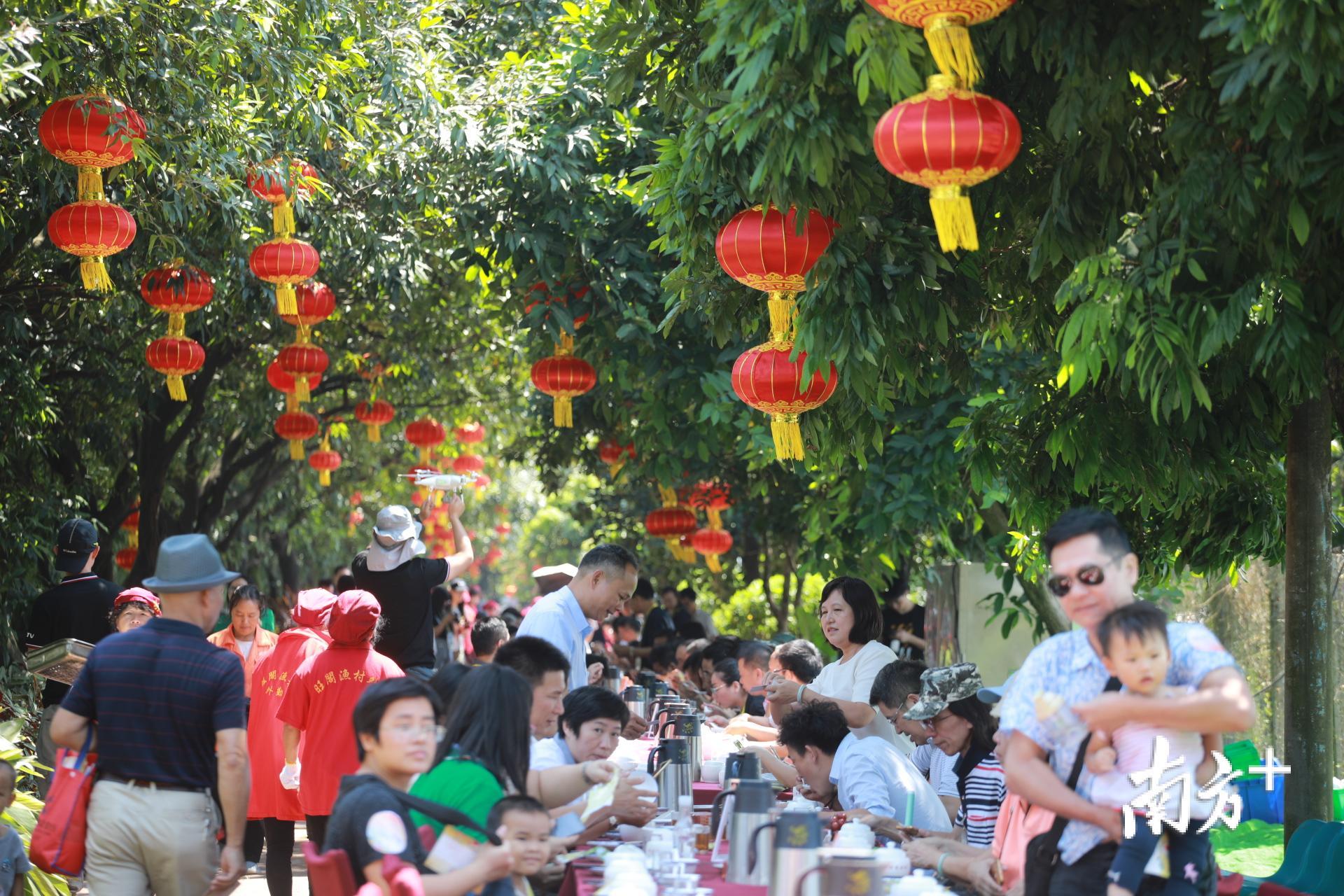 百米长桌午宴。 百米长桌午宴。