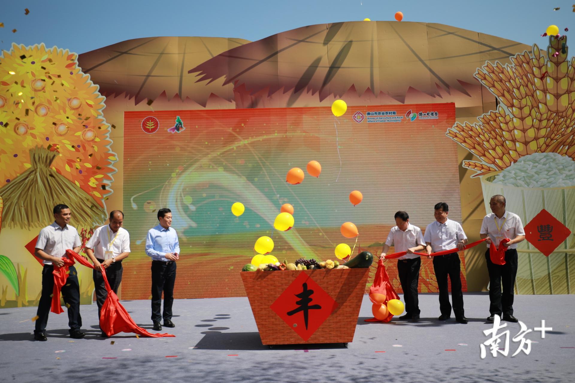 市领导剪彩,活动正式开幕。 市领导剪彩,活动正式开幕。