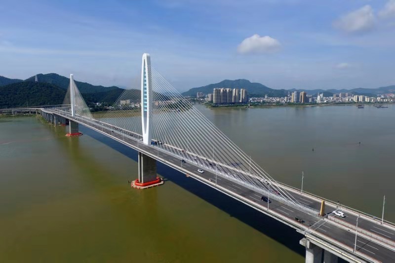 阅江大桥在2019年9月28日动工建设,在2017年8月8日正式通车。 阅江大桥在2019年9月28日动工建设,在2017年8月8日正式通车。