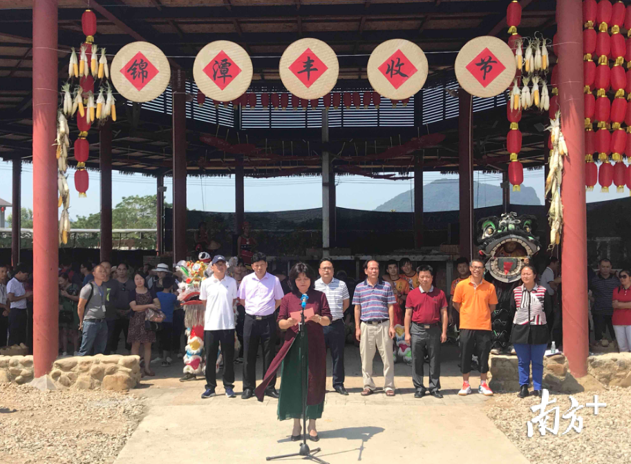 英德副市长吴秋凤在开幕式上致辞（焦莹摄）