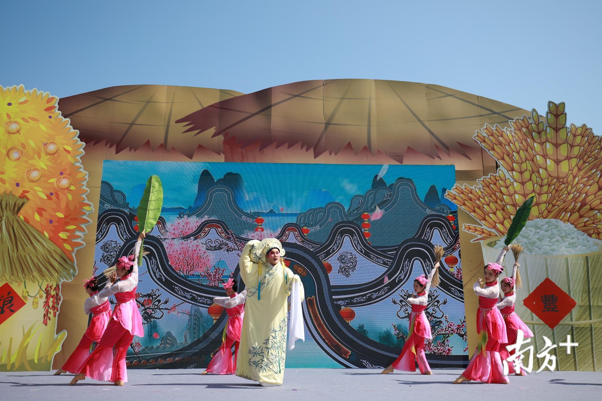 传统与创新相融合的歌舞节目展现农名丰收场景。 传统与创新相融合的歌舞节目展现农名丰收场景。