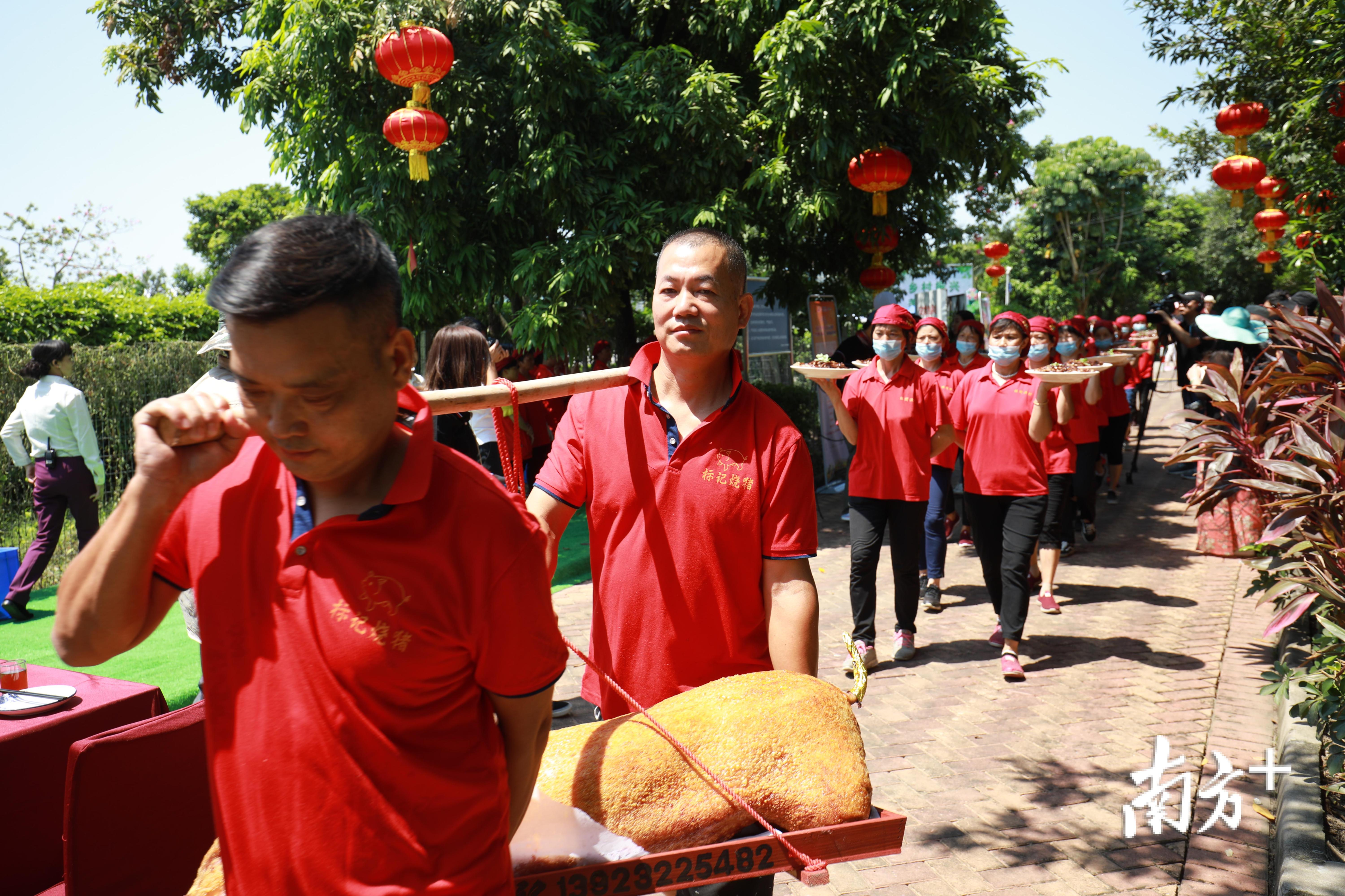 百米长桌午宴上菜。 百米长桌午宴上菜。