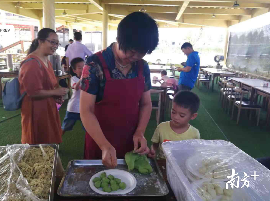 游客体验制作糍粑（焦莹摄） 