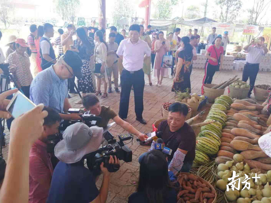 当地贫困户入景区摆卖农产品（焦莹摄）