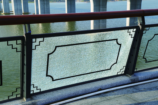 端州江滨堤玻璃护栏屡遭破坏,相关部门已报警并呼吁市民协同监督