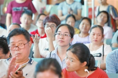 家长们认真聆听。