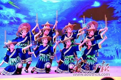 龙门丰收节活动现场,瑶族少女的成人礼“舞火狗”表演。 龙门丰收节活动现场,瑶族少女的成人礼“舞火狗”表演。