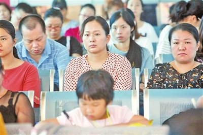 家长们认真聆听。