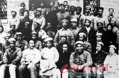 1942年5月23日，毛泽东、朱德等与参加延安文艺座谈会的同志合影，前排右四为陈波儿。