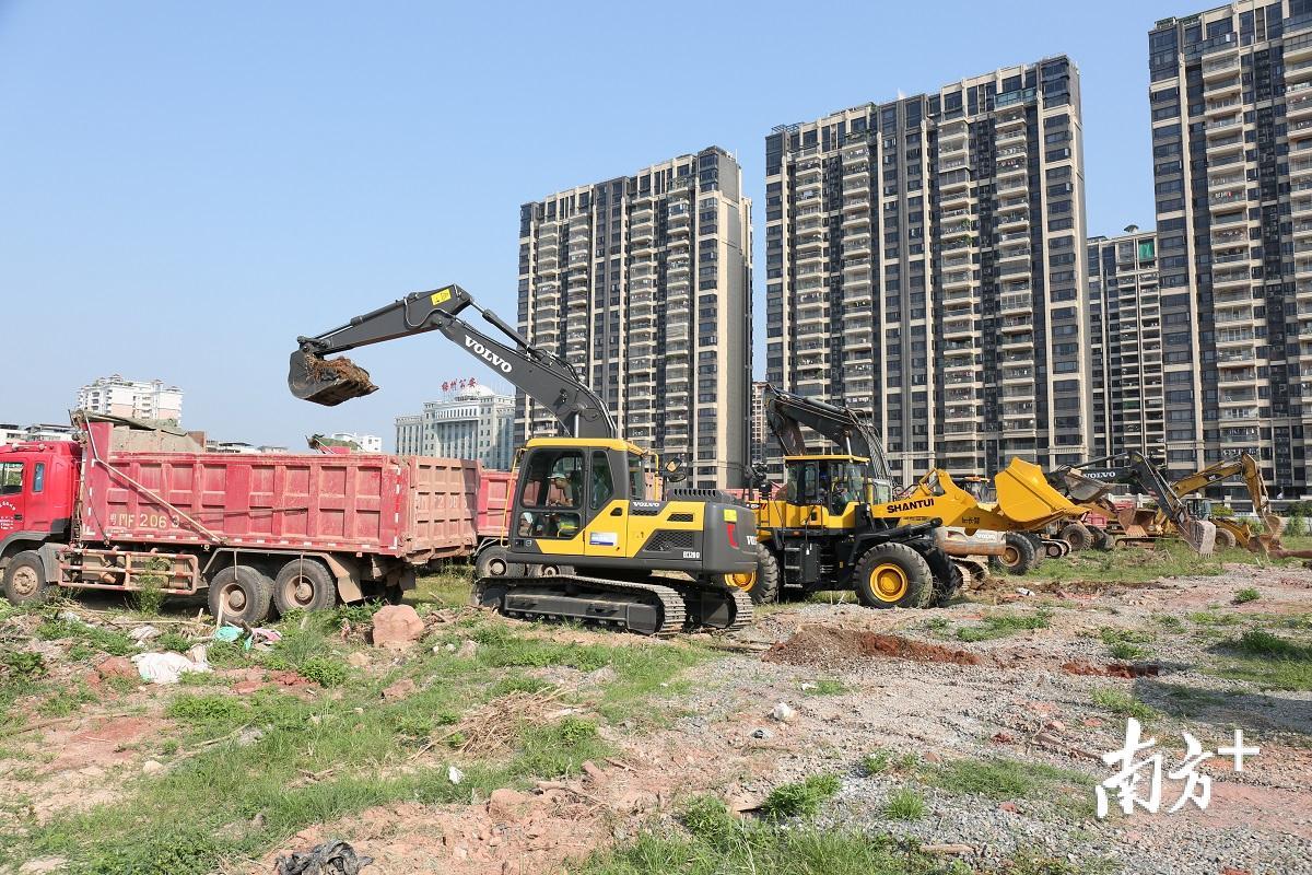 梅州市重点项目元城小学、幼儿园项目开工仪式现场。