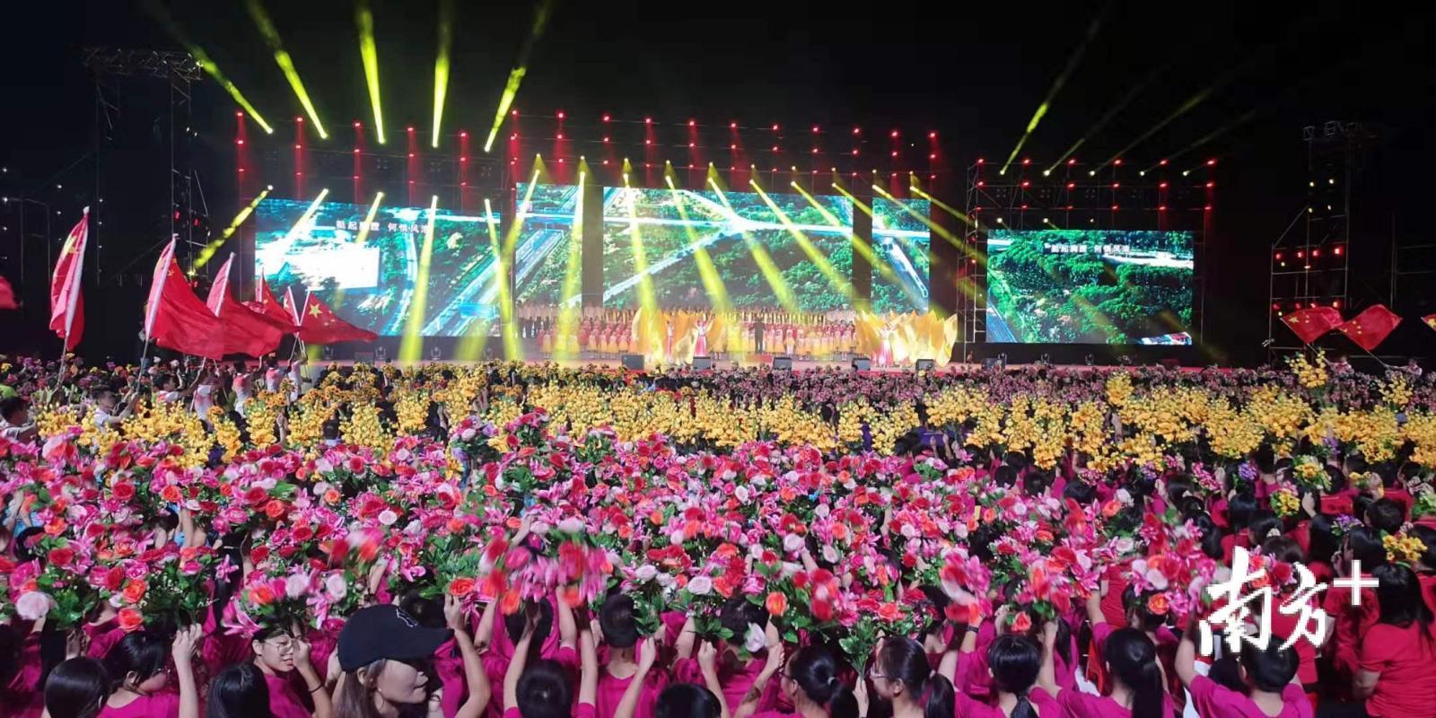 现场上演万人大合唱,多个师生方阵高唱《我和我的祖国》等歌曲.