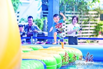 大鹏积极创建“国家级旅游业改革创新先行区”。图为游客体验水上运动。南方日报记者 朱洪波 摄 大鹏积极创建“国家级旅游业改革创新先行区”。图为游客体验水上运动。南方日报记者 朱洪波 摄