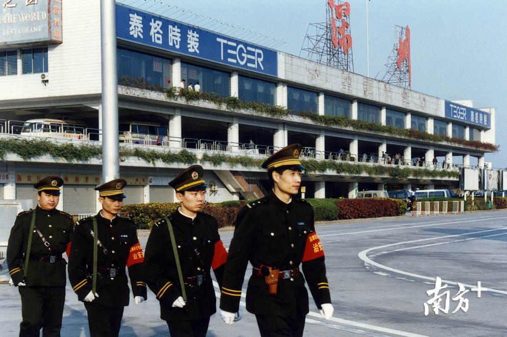 1995年，机场公安民警在机场候机楼前巡逻。