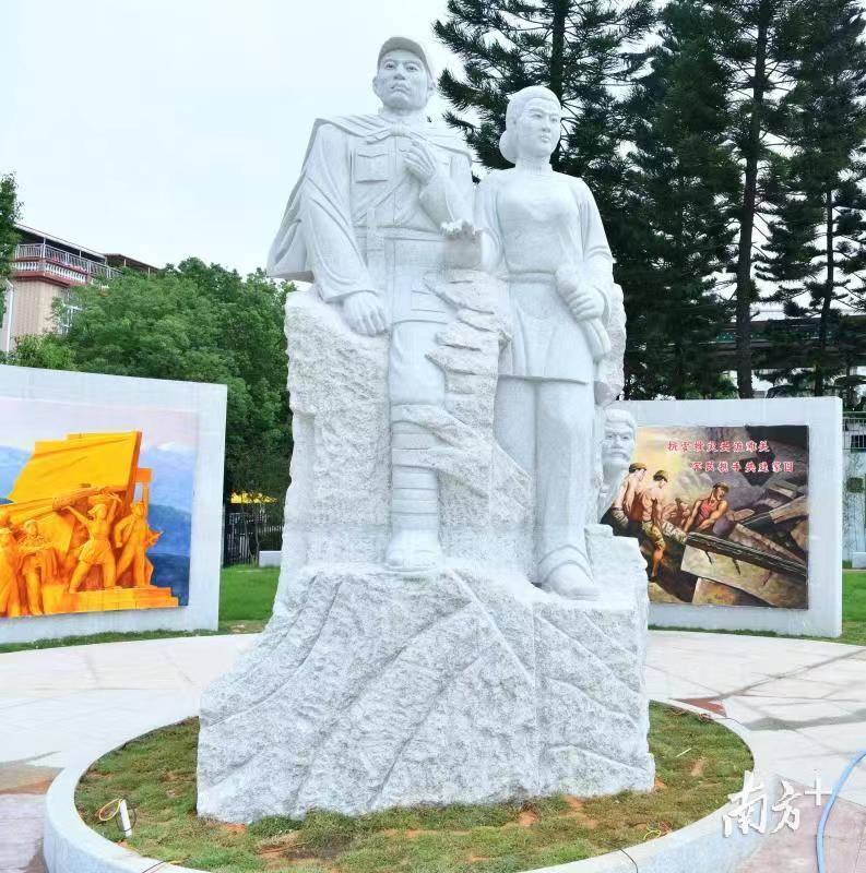 黄江人民公园后门区域改造为双拥主题公园。图为双拥公园里的英雄雕像。 孙俊杰 李鄂 摄
