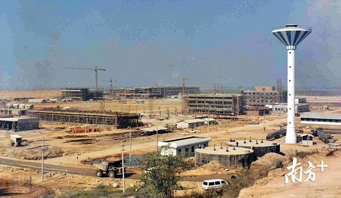 1990年，深圳机场候机楼建设情景。