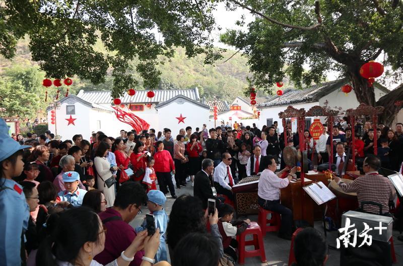 百岁榕树下,村民为游客献上精彩的民乐表演。资料图 百岁榕树下,村民为游客献上精彩的民乐表演。资料图