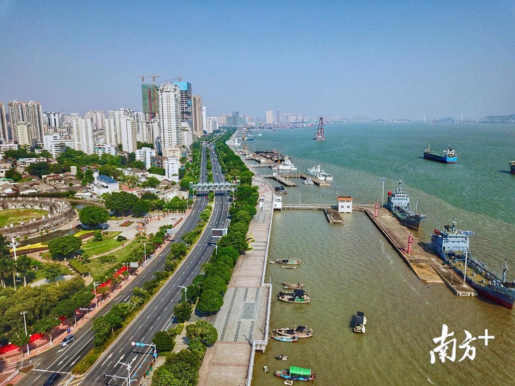 汕头通过规划先行,对城市布局进行优化。 汕头通过规划先行,对城市布局进行优化。