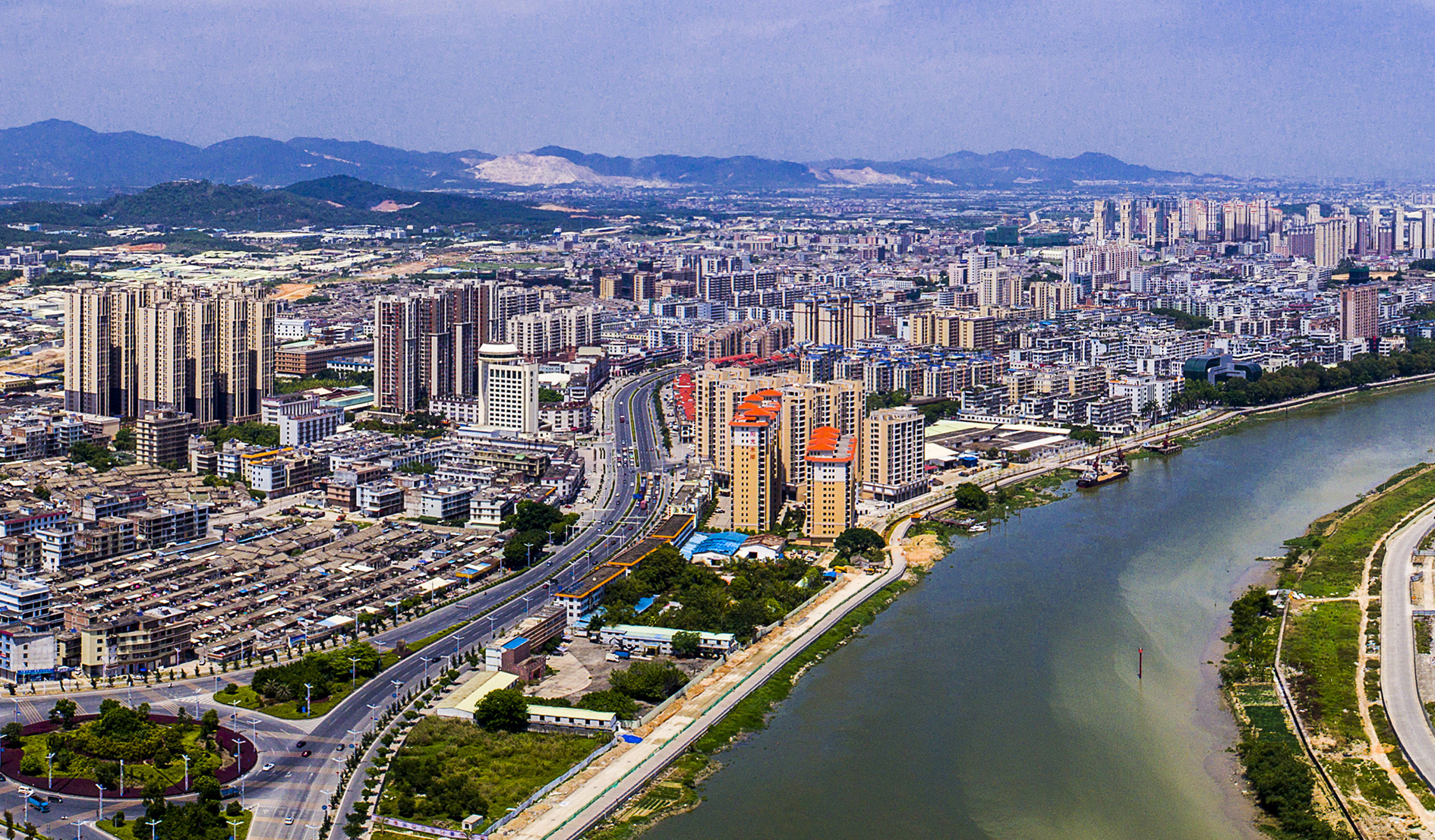 朝着粤东城市群新城市中心的目 标，揭东区吹起发展的号角。 揭东区供图