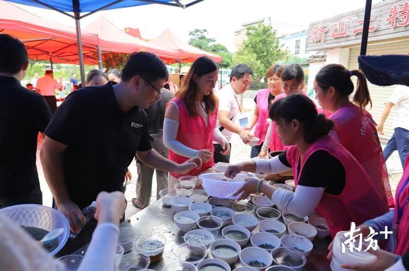 热情好客的村民为游客盛上一碗海丰咸茶。资料图 热情好客的村民为游客盛上一碗海丰咸茶。资料图