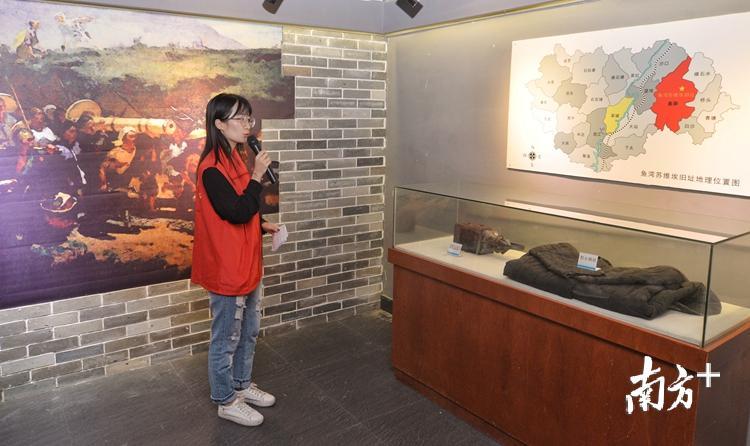 东华镇志愿者夏慧怡在鱼湾苏维埃政府旧址展厅内，为观众们进行着讲解。记者 曾亮超 摄