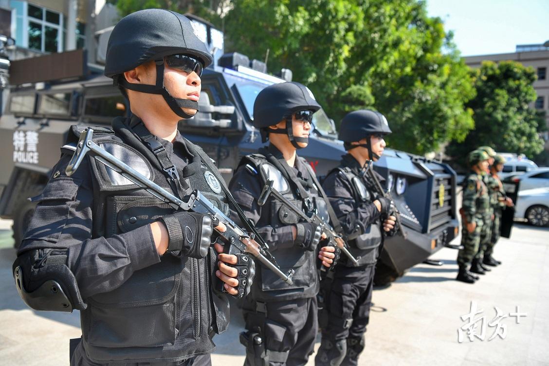 梅州五华装甲防暴车上路特警荷枪实弹巡逻