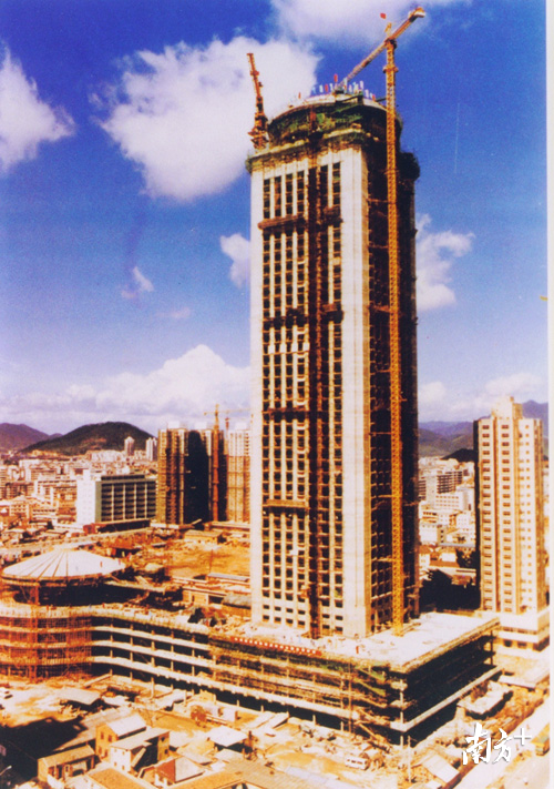 建设中的深圳国贸大厦。来源：深圳博物馆
